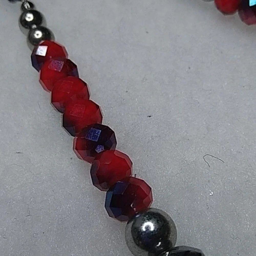 Red‎ and silver graduated faceted beaded necklace